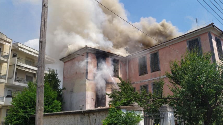 Θεσσαλονίκη: Στις φλόγες διατηρητέο κτήριο στο κέντρο του Λαγκαδά