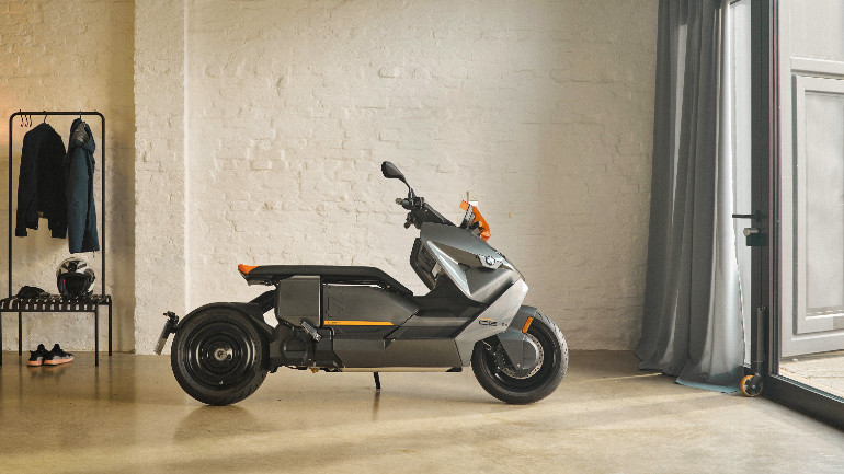 Η επίπεδη σέλα και ο εκτεθειμένος πίσω τροχός δίνουν μια πολύ φουτουριστική αισθητική στο CE 04.