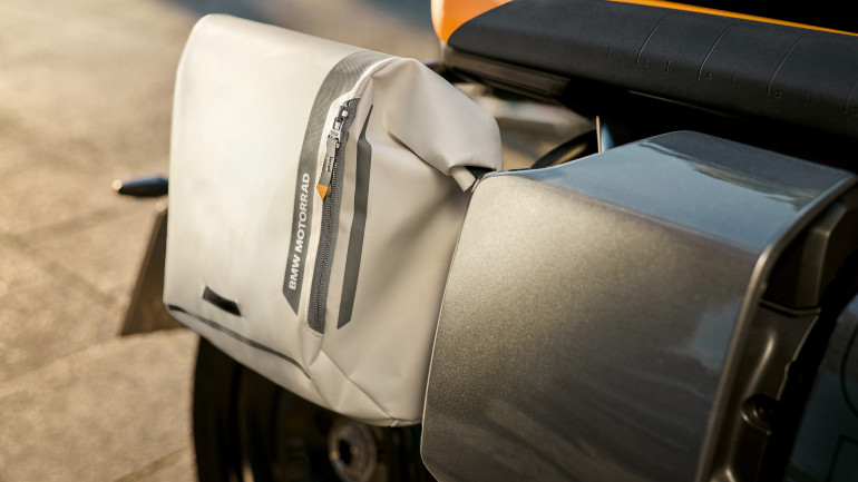 Υπάρχει και ενσωματωμένος χώρος αποθήκευσης στο πλάι κάτω από τη σέλα.