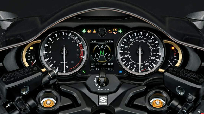 Τα όργανα είναι μια μίξη αναλογικών και ψηφιακών πάνελ.