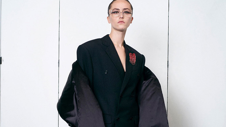 Ella Emhoff: Η θετή κόρη της Kamala Harris στην Εβδομάδα Υψηλής Ραπτικής του Παρισιού