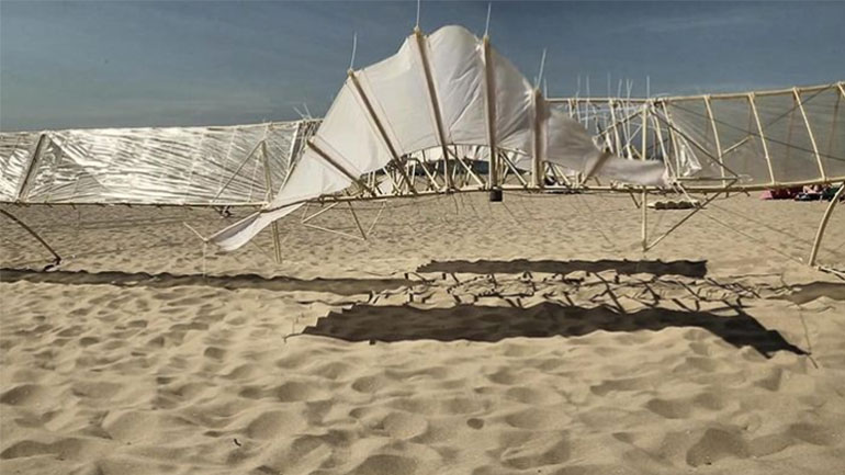 Σε μουσείο στην Ιαπωνία, τα «Θηρία της Άμμου» του Theo Jansen