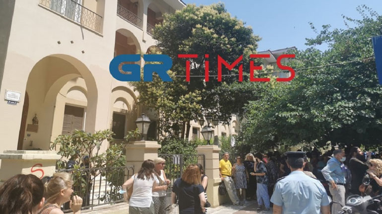 Διαμαρτυρία στη Μητρόπολη Θεσσαλονίκης για ιερέα αρνητή