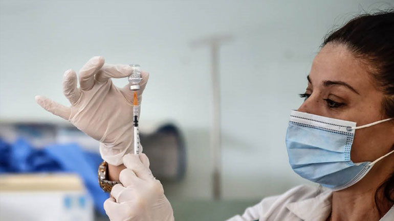 Μελέτη: Τα εμβόλια Covid-19 φαίνεται να «φρενάρουν» και τις νέες μεταλλάξεις του κορωνοϊού