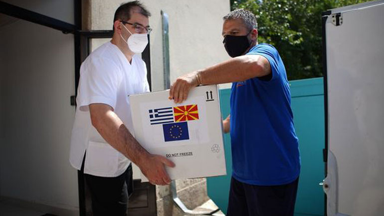 Η Ελλάδα απέστειλε 100.000 εμβόλια AstraZeneca στη Βόρεια Μακεδονία