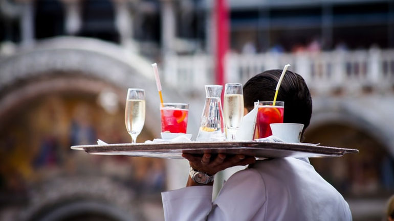 «Καμπάνες» σε καταστηματάρχες της Κρήτης που εξυπηρετούσαν πελάτες εντός καταστήματος «Καμπάνες» σε καταστηματάρχες της Κρήτης που εξυπηρετούσαν πελάτες εντός καταστήματος