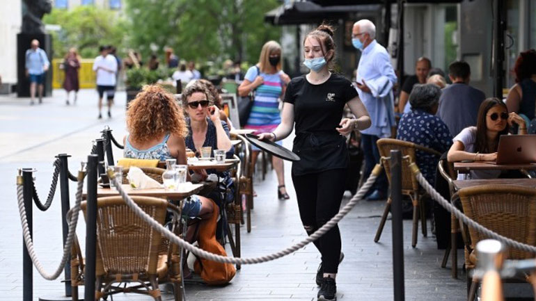 Το Λονδίνο σχεδιάζει να καταργήσει την καραντίνα για πλήρως εμβολιασμένους τουρίστες από τρίτες χώρες Το Λονδίνο σχεδιάζει να καταργήσει την καραντίνα για πλήρως εμβολιασμένους τουρίστες από τρίτες χώρες