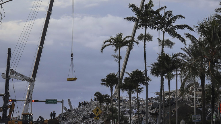 Κατάρρευση πολυκατοικίας στη Φλόριντα: 64 νεκροί και 76 αγνοούμενοι