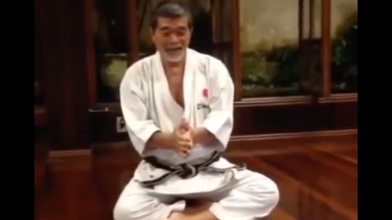 Μάστερ του καράτε σβήνει το κεράκι της τούρτας 