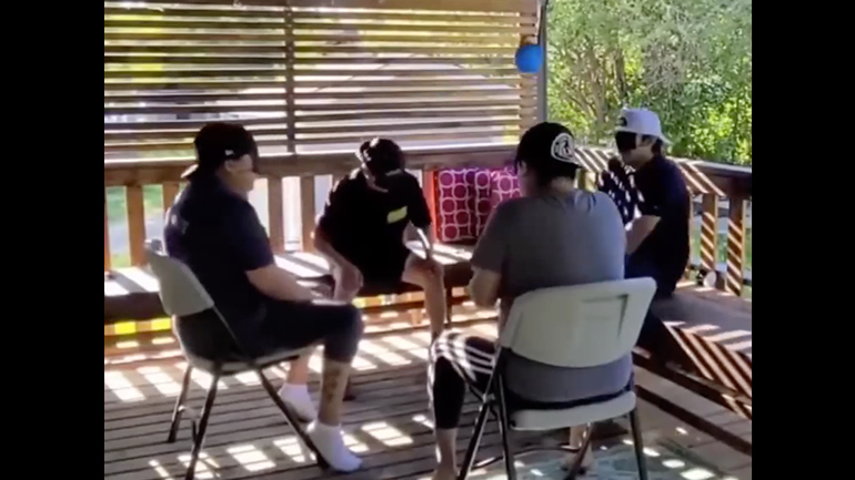 Παιχνίδι με ένα μπαλόνι με νερό Παιχνίδι με ένα μπαλόνι με νερό