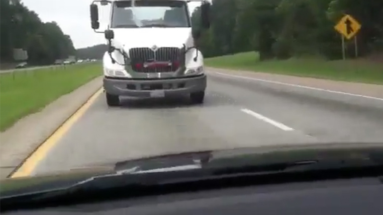 Φάρσα στη συνοδηγό με ένα φορτηγό στην εθνική οδό