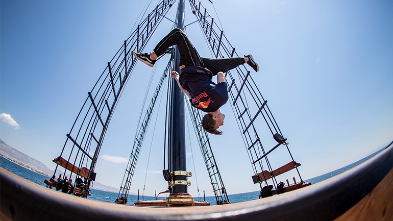 Το Μικρολίμανο «χορεύει» σε ρυθμούς Red Bull Art of Motion