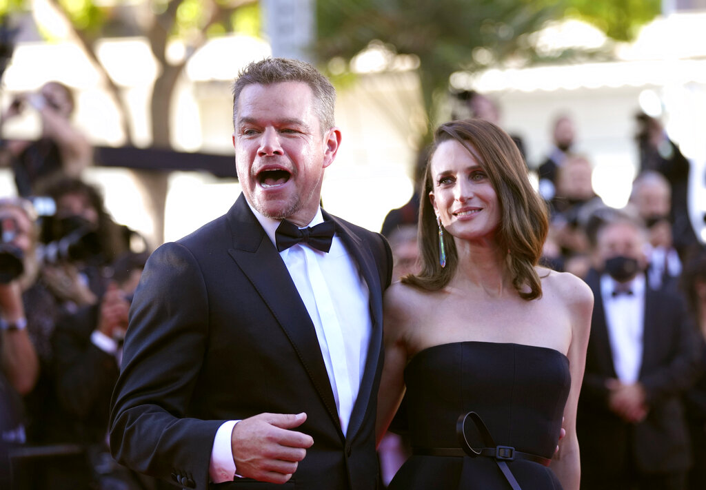 Oι πρωταγωνιστές Matt Damon και Camille Cottin ποζάρουν στο κόκκινο χαλί του Φεστιβάλ Καννών