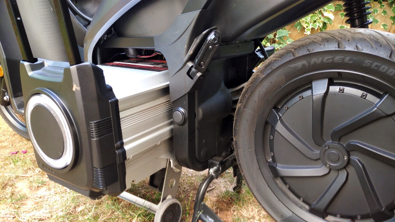 Μπορείς να το φορτίσεις είτε βγάζοντας την μπαταρία, είτε απευθείας με καλώδιο από το scooter.