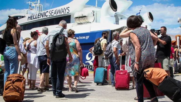 Μεγάλες ουρές στο λιμάνι του Πειραιά