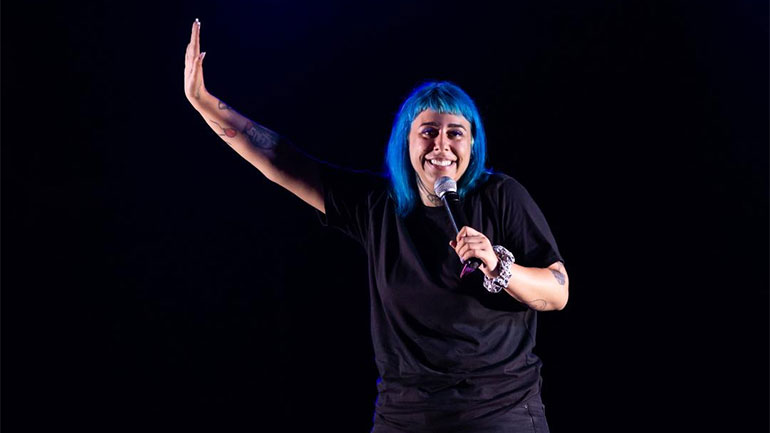 «Όλα είναι κωμωδία»: H Super Kikii μας σερβίρει όλη την αλήθεια στο Κατράκειο Θέατρο