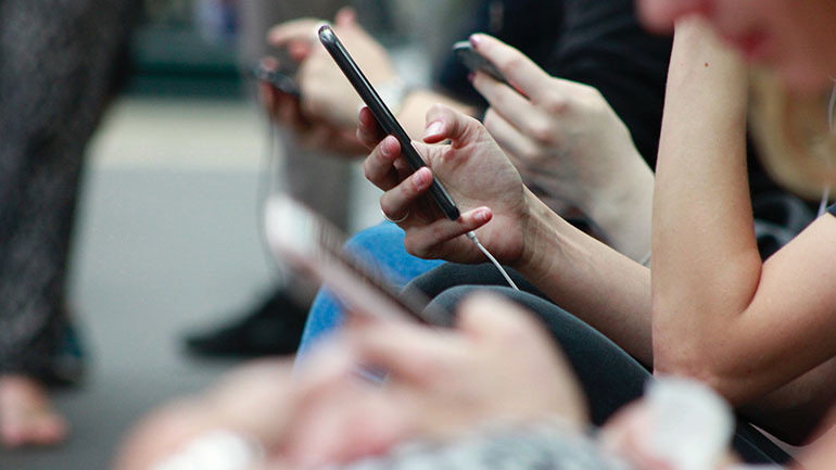 8 στους 10 υποψηφίους στις Πανελλαδικές Εξετάσεις έλαβαν σε λίγα λεπτά τη βαθμολογία τους μέσω γραπτού μηνύματος στο κινητό τους