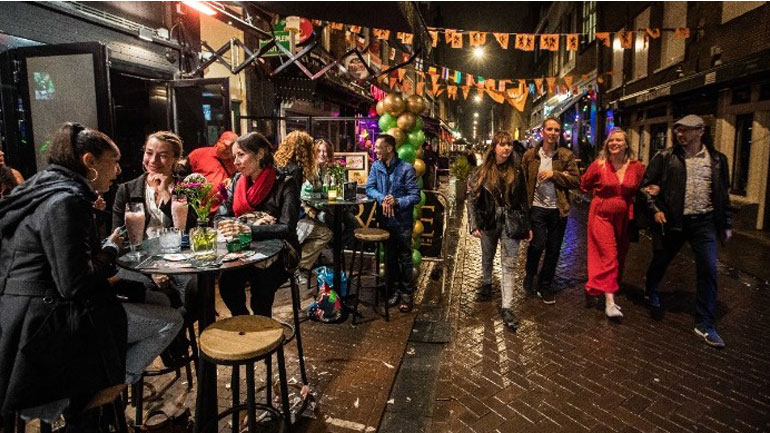 Η Ολλανδία επιβάλλει εκ νέου περιορισμούς μετά την έξαρση κρουσμάτων Covid-19