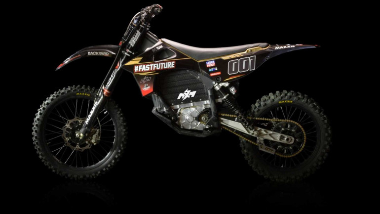 Στο κάτω μέρος του κινητήρα υπάρχει το σύστημα ψύξης που παίζει σημαντικό ρόλο στην απόδοσή του.