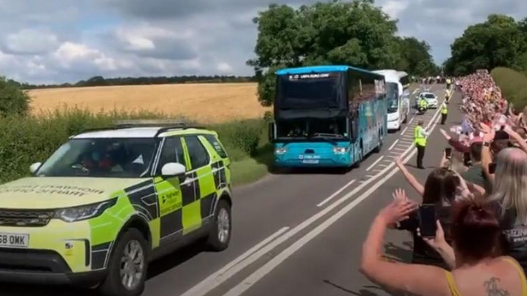 Aποθέωση για την αποστολή της Αγγλίας