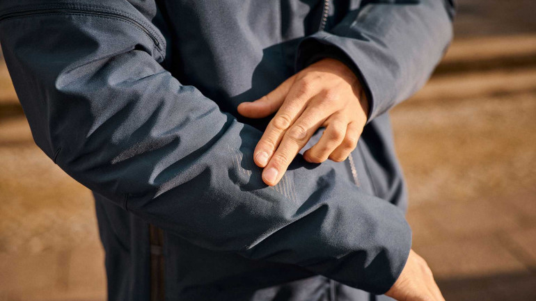 Από το μανίκι δίνονται εντολές όπως διαχείριση κλήσεων, μηνυμάτων, ενεργοποίησης του scooter και πολλά άλλα.