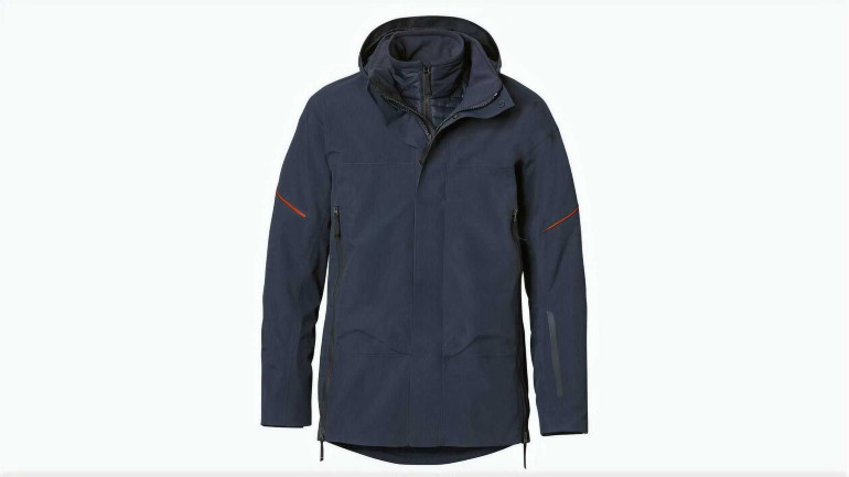 Για την ώρα το μοναδικό χρώμα που διατίθεται το jacket είναι το Night Blue.