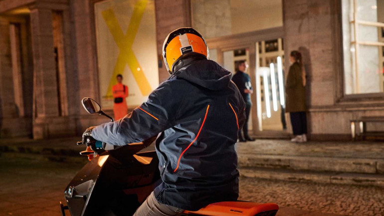 Το jacket της BMW δίνει εντολές στη μοτοσικλέτα