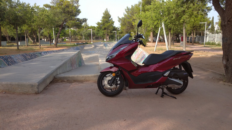 Χαμηλό ύψος σέλας που προσφέρει καλή προσβασιμότητα σε άντρες και γυναίκες.