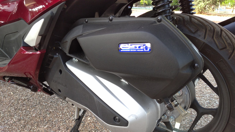 Στο εσωτερικό του κινητήρα βρίσκουμε τεχνικές λύσεις από το CBR1000RR!