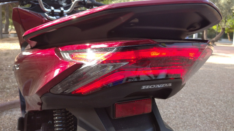 Το φωτιστικό σώμα πίσω δημιουργεί ένα X.