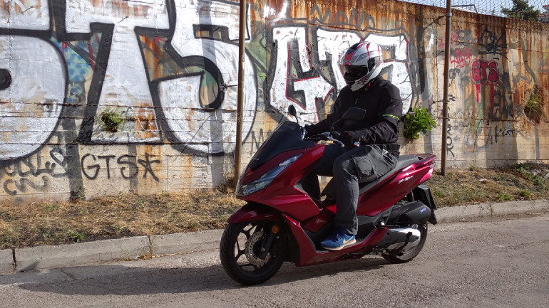 Άνετο και με καλή στήριξη του σώματος δημιουργεί περιβάλλον ασφάλειας στον αναβάτη.