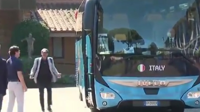 Ιταλία: Το πούλμαν των «ατζούρι» ξεκίνησε χωρίς τον Βιάλι για… γούρι!