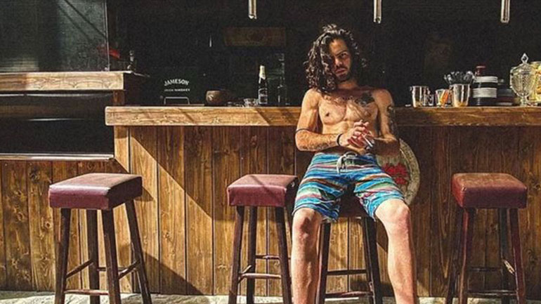 O Άγγελος Λάτσιος ποζάρει με τις αδερφές του στην Άνδρο