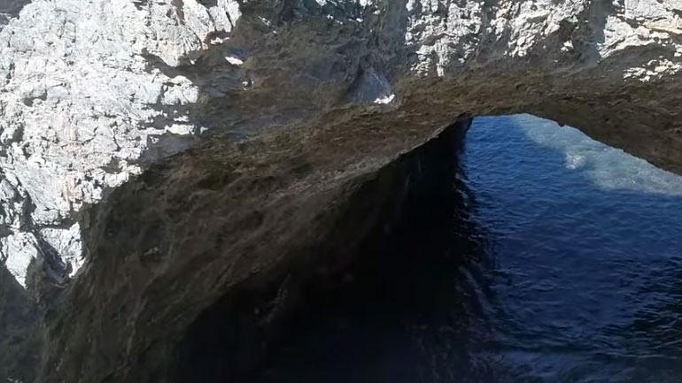 Εύβοια: Αυτή η τρύπα στα βράχια κρύβει ένα μυστικό…