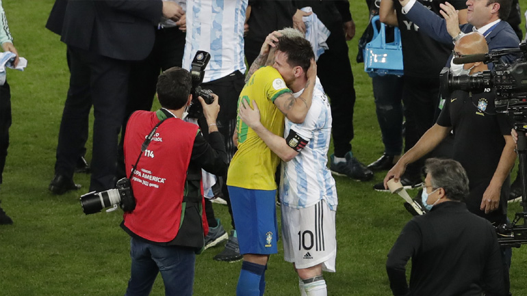 Υπόκλιση Νεϊμάρ στον Μέσι: «Είσαι ο κορυφαίος που εγώ είδα να παίζει»