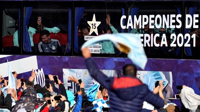 Κόπα Αμέρικα: Aποθέωση για την Εθνική Αργεντινής κατά την επιστροφή της στο Μπουένος Άιρες! Κόπα Αμέρικα: Aποθέωση για την Εθνική Αργεντινής κατά την επιστροφή της στο Μπουένος Άιρες!