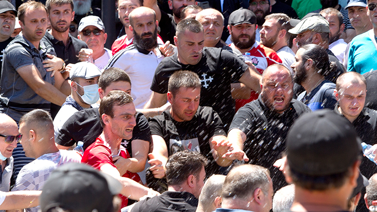 Γεωργία: Χιλιάδες άνθρωποι διαδηλώνουν στη χώρα έπειτα από τον θάνατο δημοσιογράφου