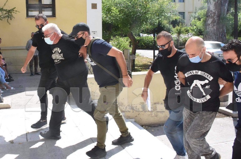 Τη στιγμή που πατέρας και αστυνομικός οδηγούνται στον εισαγγελέα