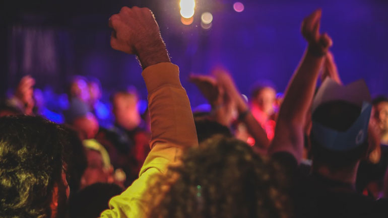 «Λουκέτα» και πρόστιμα για όρθιους πελάτες σε μαγαζιά της παραλιακής