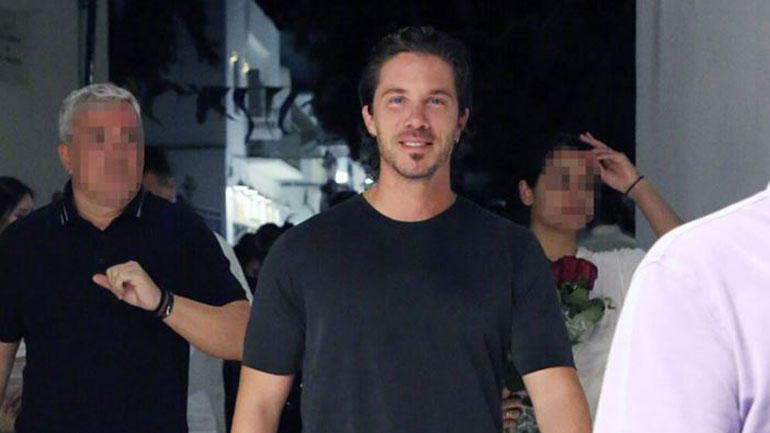 Νίκος Οικονομόπουλος: Βόλτα στα Ματογιάννια της Μυκόνου