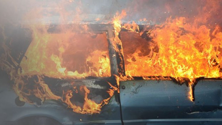 Στις φλόγες τυλίχθηκαν ένα αυτοκίνητο και ένα μηχανάκι στο Ηράκλειο Στις φλόγες τυλίχθηκαν ένα αυτοκίνητο και ένα μηχανάκι στο Ηράκλειο
