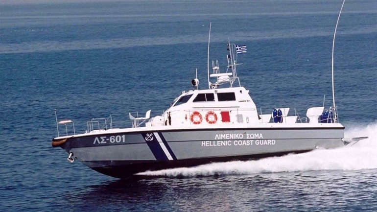 Κόρινθος: Αυτοκίνητο έπεσε στη θάλασσα – Επιχείρηση απεγκλωβισμού του οδηγού