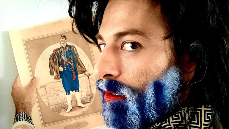 O Θάνος Λέκκας στην παράσταση «Επιθεώρηση -1821»