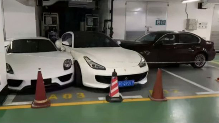 Μπήκε στο πάρκινγκ και τράκαρε μία Ferrari και μία Porsche! Μπήκε στο πάρκινγκ και τράκαρε μία Ferrari και μία Porsche!