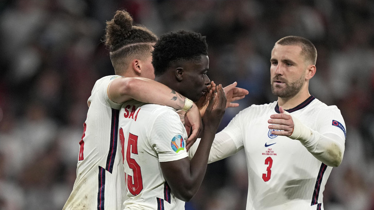 Ντροπή: Ρατσιστικό παραλήρημα Άγγλων οπαδών κατά του Σακά!