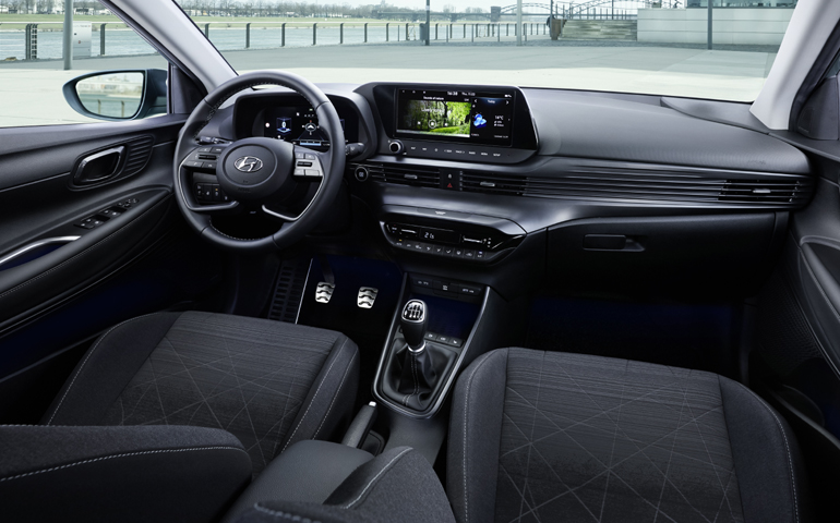 Σύγχρονο, φωτεινό, ψηφιακό και πρακτικό περιβάλλον στην καμπίνα.