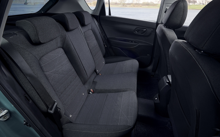 Πίσω χωράνε άνετα δύο ενήλικες επιβάτες.