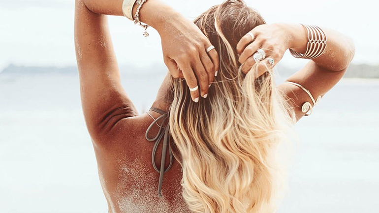 3 tips για να ανοίξετε τα μαλλιά σας φυσικά το καλοκαίρι