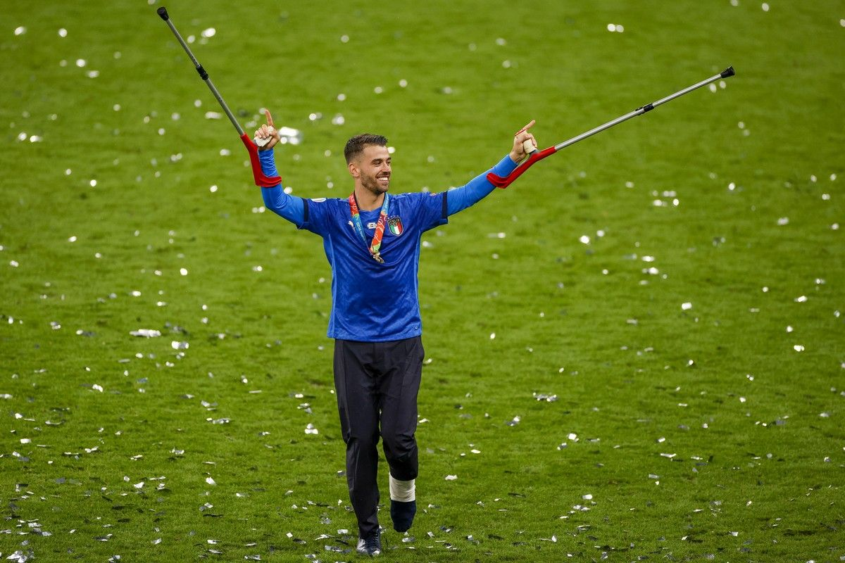 O Σπινατσόλα πανηγυρίζει με τις πατερίτσες ανά χείρας