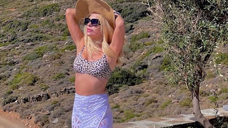 Η Ελένη Μενεγάκη απολαμβάνει τον καφέ της με θέα το Αιγαίο